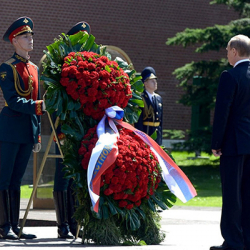 Путин возложил венок к Могиле Неизвестного Солдата