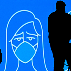 Жителей Чехии обязали носить по две маски сразу