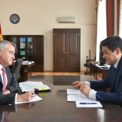 ФОТО - Правительство обещает помогать бизнесу и сократить количество проверок