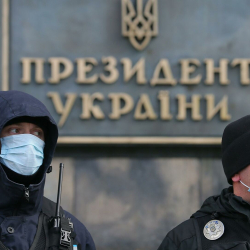 У офиса Зеленского проходит митинг