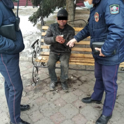 Милиция кызматкерлери көчөдө тоӊуп калган адамды сактап калышты