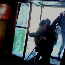 ВИДЕО - Суд отпустил жителя Кирова, пнувшего инвалида