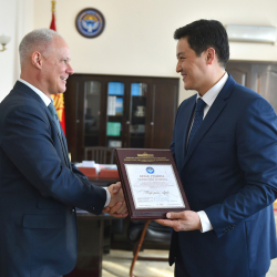 СҮРӨТ - Улукбек Марипов ЕККУнун Бишкектеги өкүлү Пьер фон Арксты сыйлады