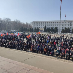 ВИДЕО - Ош шаарында Матраимовду колдоо иретинде мөөнөтсүз митингге миңдеген адамдар агылып келүүдө