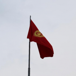 СҮРӨТ - Жалал-Абадда мамлекеттик туу күнү салтанаттуу белгиленип жатат