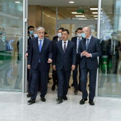 ФОТОРЕПОРТАЖ - Кыргызстан менен Казакстандын президенттери  Астана эл аралык каржы борборуна барышты