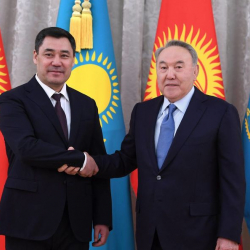 СҮРӨТ - «Кыргызча эле сүйлөсө болмок» Президенттин талкуу жараткан иш сапары