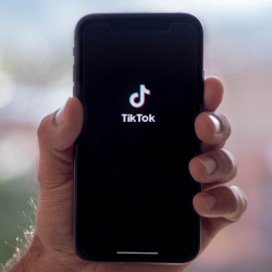 TikTok заявил, что оперативно блокирует контент с призывами к суицид