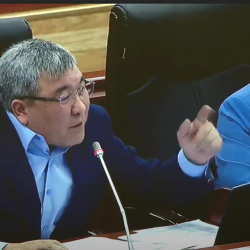 «Өлүп калган кишиге кантип кол койдурдуңар?» Рыскелди Момбеков: «Маркум депутат кантип Конституциянын автору боло алат?»