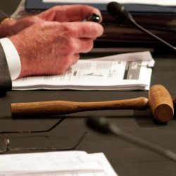 Жогорку соттун 2 судьясы кызматтан кетти. Эми аларга 1,5 млн. сомдон төлөнөт