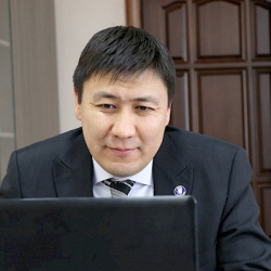 Бейшеналиев Кембридж университетинин билим берүү боюнча кеңешчиси менен сүйлөштү