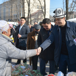 ФОТОРЕПОРТАЖ - Улукбек Марипов: «Өсүмдүк майын жана кумшекер өндүрүүчүлөрү менен түз келишимдерди түзүү маселеси иштелип жатат»