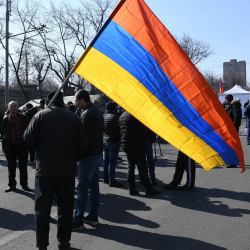 В Ереване проходит митинг ветеранов армии в поддержку Генштаба