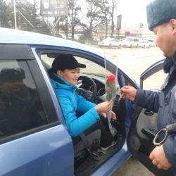 Айдоочу айымдарга гүлдөр берилип жатат