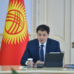 Марипов в стихах поздравил женщин Кыргызстана с Международным женским днем