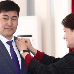 Депутат Шайлообек Атазов буга чейин атаандаштарынын далысын жерге тийгизсе, эми эки жүздүү депутаттардын бетин ачат....