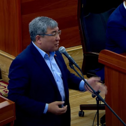 Рыскелди Момбеков: «Мени каралабай эле койгула. Кимдин кошоматчы экенин эл жакшы билет»