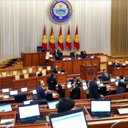 Депутаттар жаңы Конституциянын долбоорун референдумга алып чыгууга добуш бербей калышты