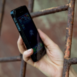 Түрмөлөрдөгү уюлдук байланышка бөгөт коюу боюнча мыйзамга кол койулду