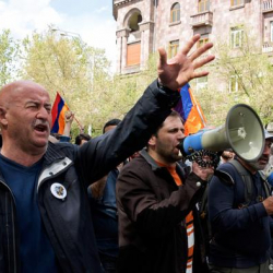 Армян оппозициячыл күчтөрү парламент имаратын тороп алышты