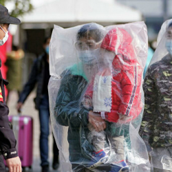 Кытай жарандарына коронавирустан эмделгени тууралуу паспорт бере баштады