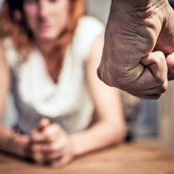 Үй-бүлөлүк зомбулукка кабылган аял күйөөсүн сотко берди