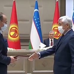 ВИДЕО - Алымкадыр Бейшеналиев өзбек министр менен кол алышуудан баш тартты