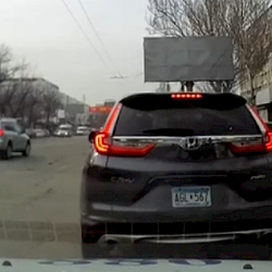 Жасалма номер менен унаа айдап жүргөн айдоочу кармалды