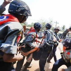 Полиция открыла огонь по толпе, есть жертвы