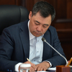 Президент 2 410 адамга Кыргызстандын жарандыгын берди