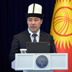 Президент Садыр Жапаров Аксы окуясында курман болгондорду эскерди