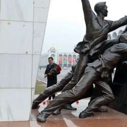Президент Садыр Жапаров почтил память погибших во время Аксыйских событий