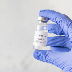Сколько будет стоить вакцина от COVID-19 в частных клиниках?