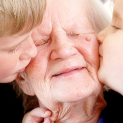 Риск повторного заражения COVID-19 выше у пожилых людей