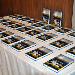 ФОТО - В Бишкеке состоялась презентация сборника поэтессы Лейлы Алиевой «Хочу услышать голос Бога»