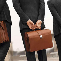 Задержанные со взяткой два налоговика уволены