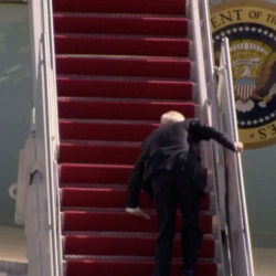 ВИДЕО - Президент учакка чыгып баратып чалынып, тизелеп отуруп калды