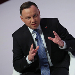 Писатель назвал президента Польши дебилом и пошел под суд