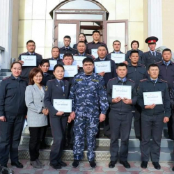 СҮРӨТ - Ысык-Көлдө милиция кызматкерлери жаш өспүрүмдөр менен иштөөдөгү жаӊы ыкмаларын өздөштүрүүдө