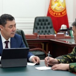 Президент Жапаров и глава ГКНБ Ташиев обсудили приграничные вопросы