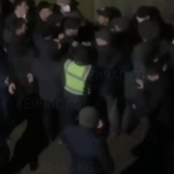 ВИДЕО - «Дордой» базарынын сатуучулары түн ичинде тигүүчү цехти басып алууга аракет кылышкан