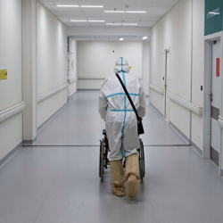 В Москве за сутки госпитализировали 720 человек с коронавирусом