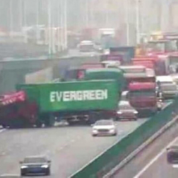 Грузовик фирмы, чье судно заблокировало Суэцкий канал, перегородил дорогу