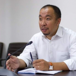 Алишер Мамасалиев: «Бийликке сын такпай, чек аранын чыры жок чечилип жатканына кубанышыбыз керек»