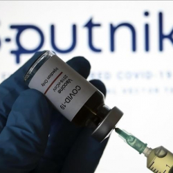 Министр: «Кыргызстан «Спутник V» вакцинасын мигранттардын эсебинен алат»