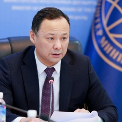 Руслан Казакбаев кайсы маанилүү документтерге кол койду?