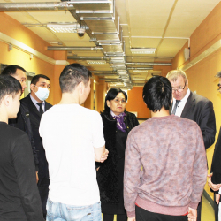 СҮРӨТ - Элчи Москвадагы чет өлкөлүк жарандарды убактылуу кармоочу жайына барды