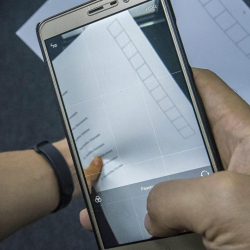 Бишкекте шайлоочу бюллетенди сүрөткө тартып алган