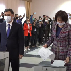 ВИДЕО - Садыр Жапаров шайлоо жана референдумга добуш берди