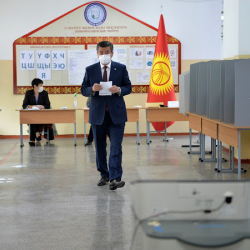 Экс-президент Сооронбай Жээнбеков добуш берди